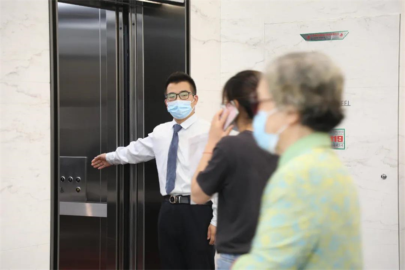 指引老人进场.jpg