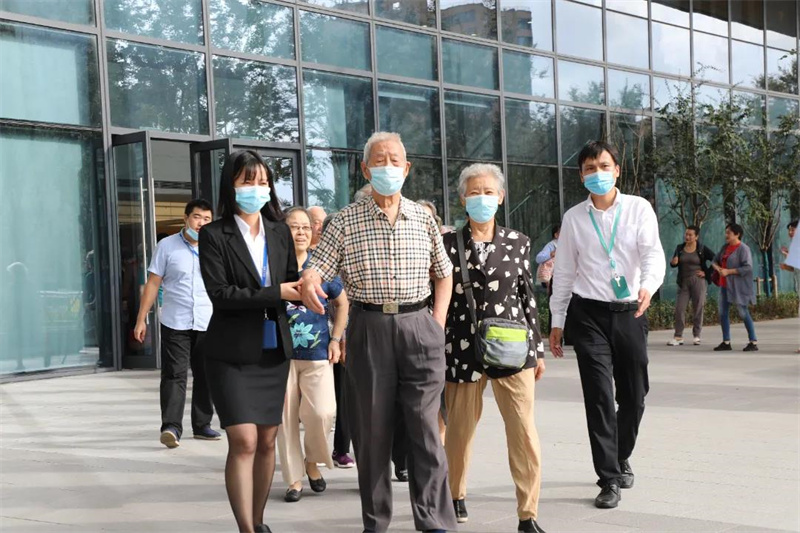 演出后场馆管理护送老人出门.jpg