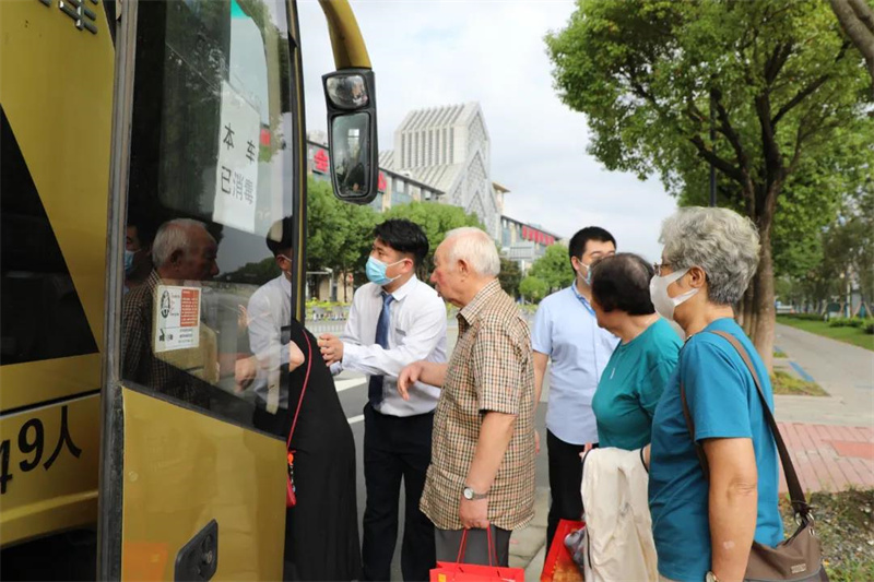 演出后护送老人上车.jpg