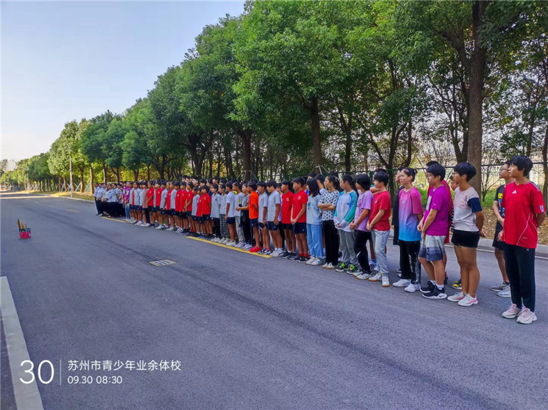 体校项目员工及体校师生倾听火灾预防知识.jpg