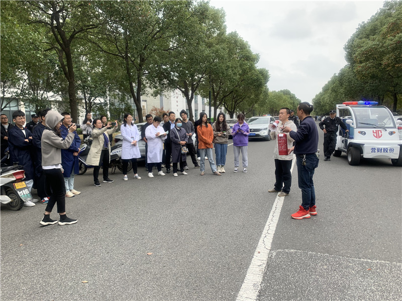 消防科讲解灭火器使用方式.jpg