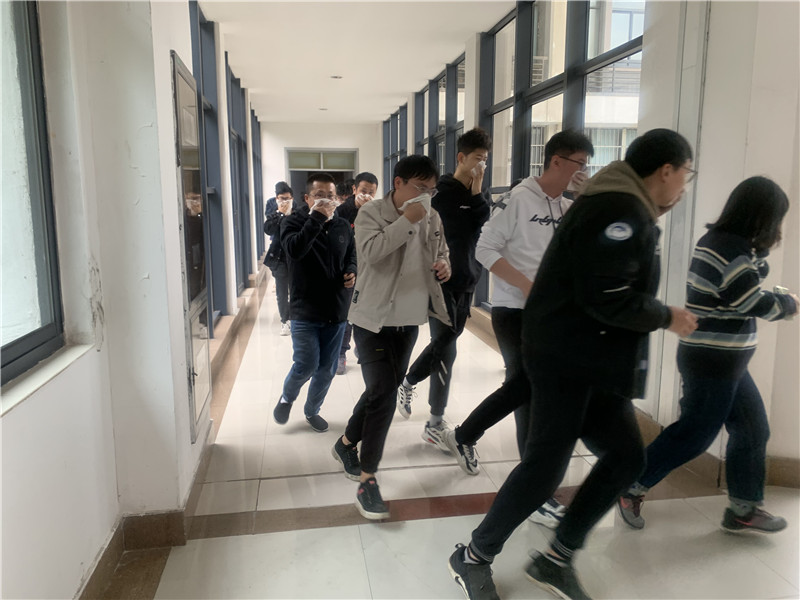 学生逃生演练.jpg