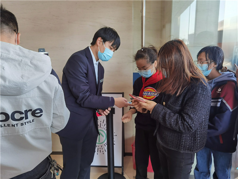 门口客服测温、检查健康码.jpg
