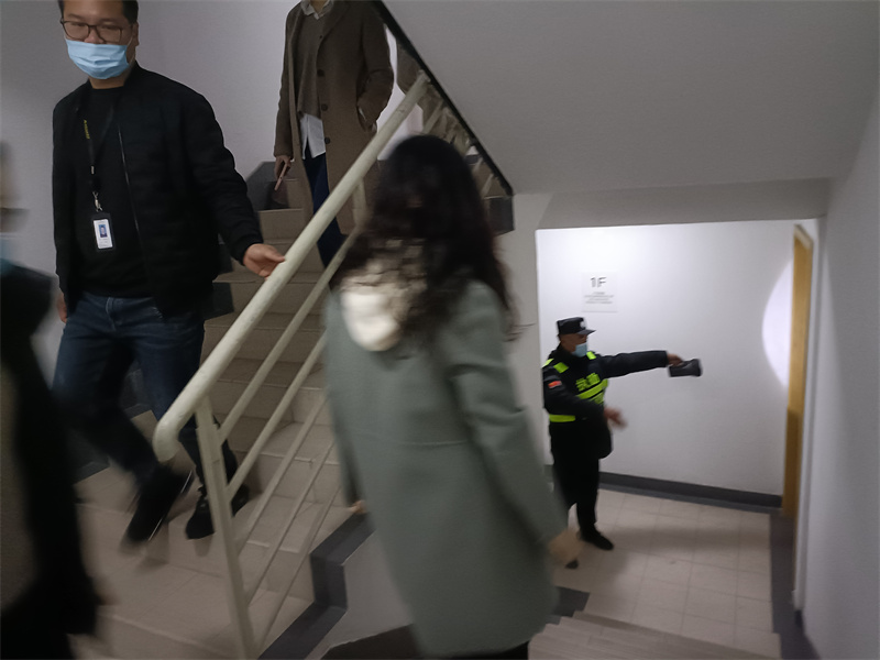 安保人员指挥疏散.jpg