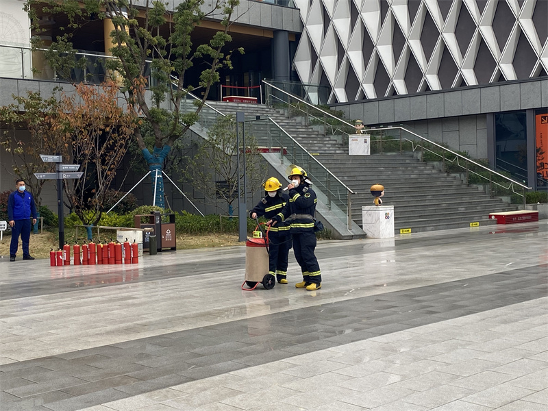 消防支队为大家讲解灭火器使用原理构造使用方式等专业知识.jpg