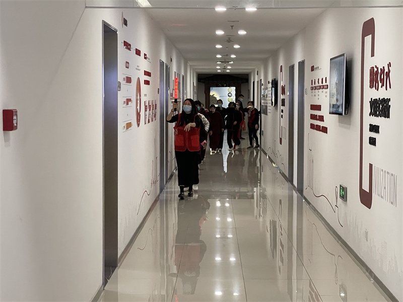 工作人员指引唯亭街道上课老人安全撤离.jpg