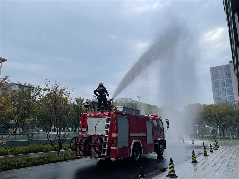 唯亭消防支队协助进行消防演习——开水灭火.jpg