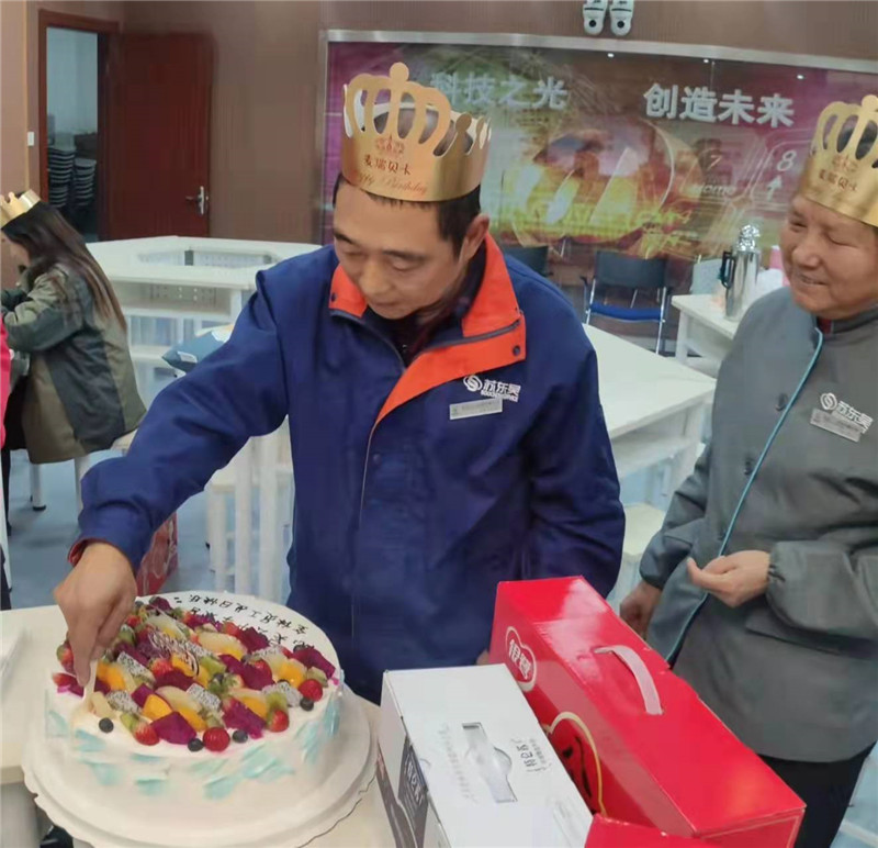 吴县中学项目员工生日会切蛋糕.jpg
