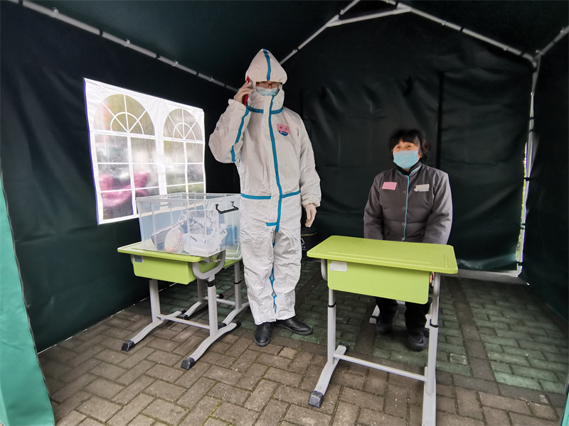 1644799170303352.jpg 1-4 测温 - 校医带异常人员至隔离棚_报备疾控.jpg