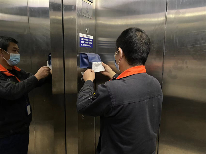 1644913422810239.jpg 工程电梯内换纸.jpg