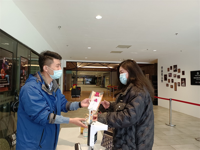 文博-为业主送花 (2).jpg