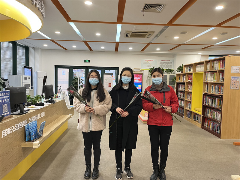 1646960869170283.jpg 给业主送花.jpg