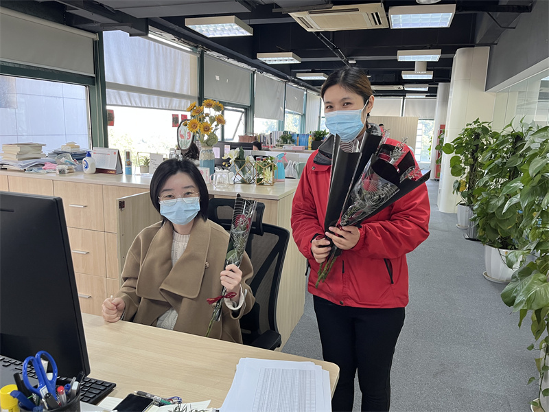 1646960910855554.jpg 给业主送花 (2).jpg