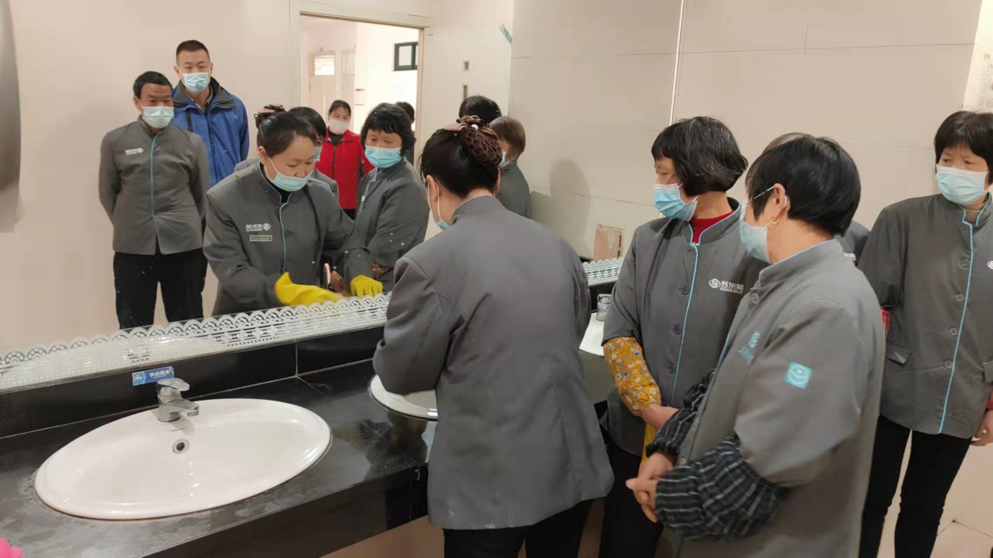 1646973403247556.jpg 卫生间清洁_副本.jpg