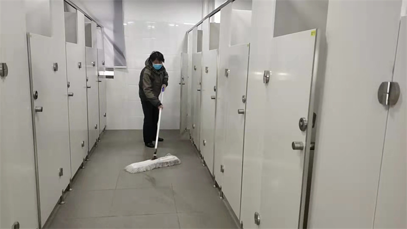 宿管阿姨打扫卫生.jpg