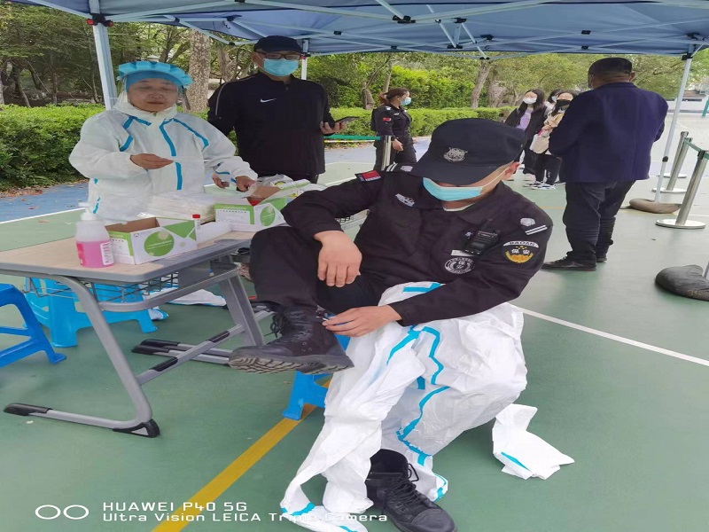 核酸检测穿大白.jpg