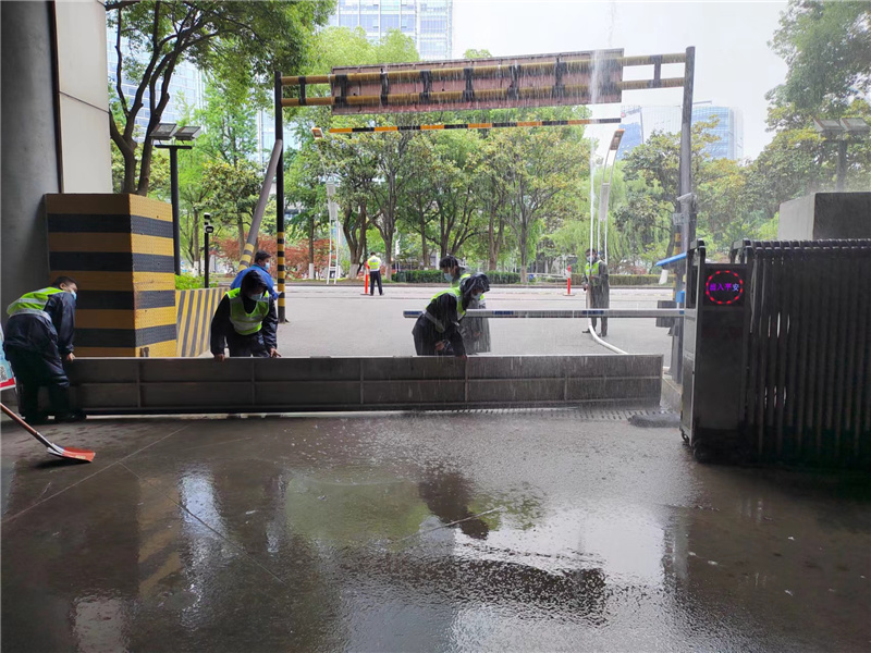 图4 保安放置挡水板1.jpg