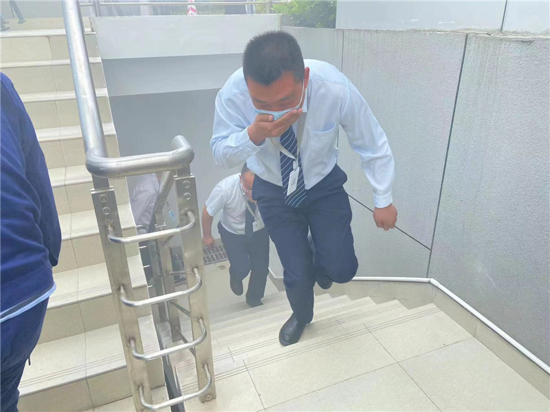地下室发生火灾疏散演习.jpg