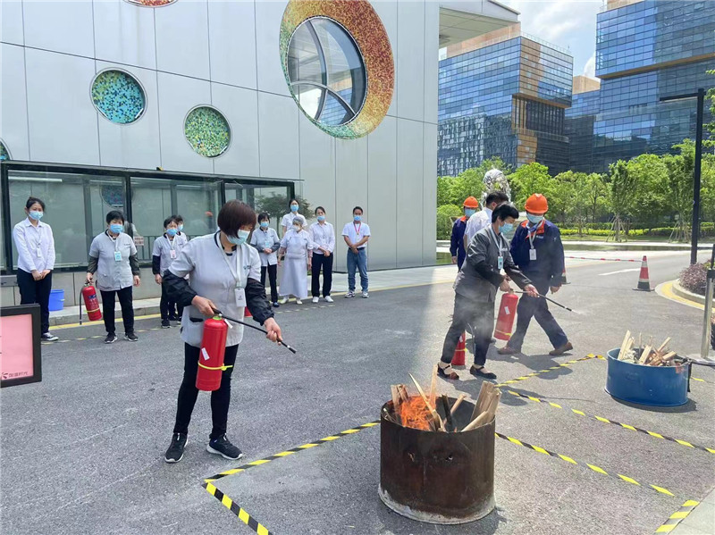 员工使用灭火器进行灭火演练 (2).jpg