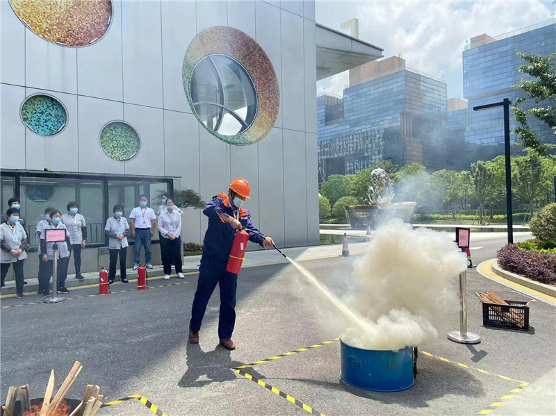 员工使用灭火器进行灭火演练.jpg