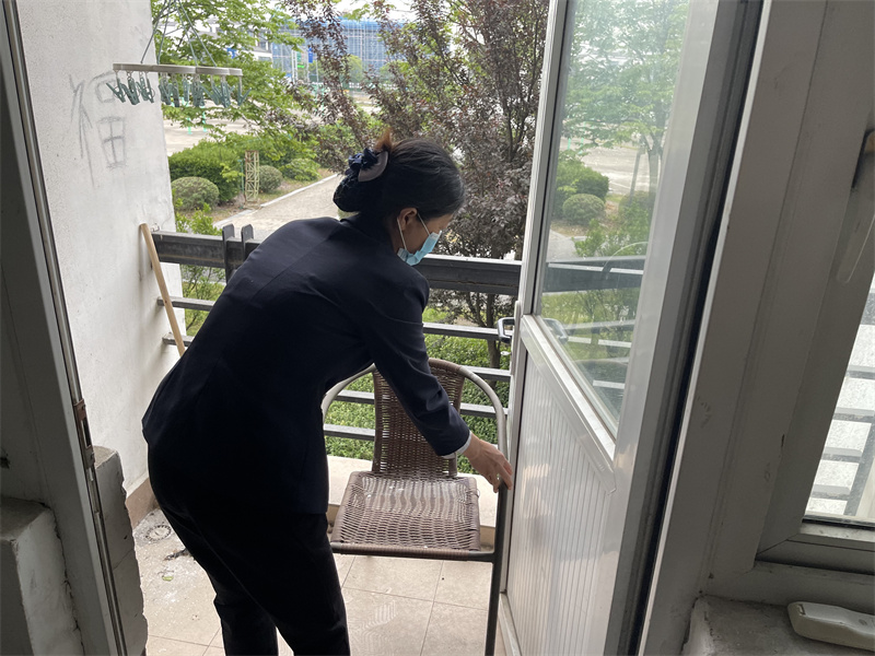 1653892115120416.jpg 毕业生宿舍开窗通风_副本.jpg