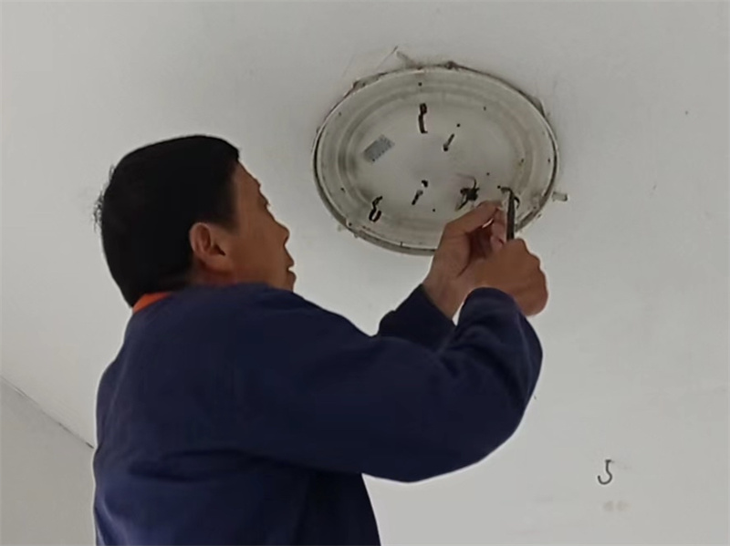 1653892185573341.jpg 封闭宿舍楼检修公共部位照明灯2_副本.jpg