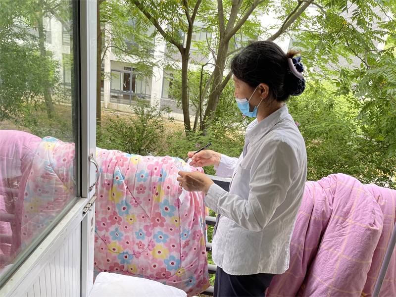 1653892222704697.jpg 为返校学生凉晒被子并贴标签_副本.jpg