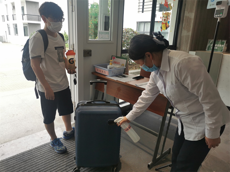 1653892261532225.jpg 返校学生行李消杀_副本.jpg