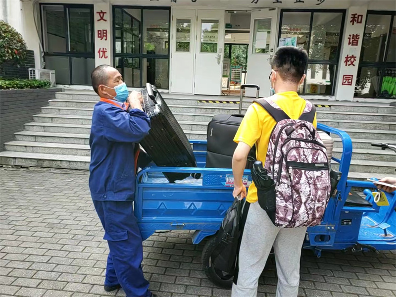1653892342638613.jpg 为返校学生搬运行李 (2)_副本.jpg