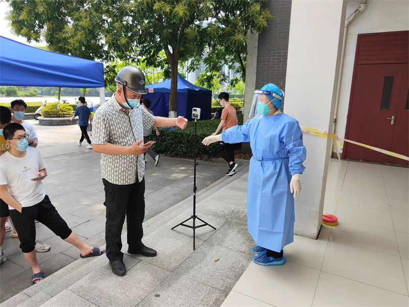 1653892917291001.jpg 管理员引导人员测量体温_副本.jpg