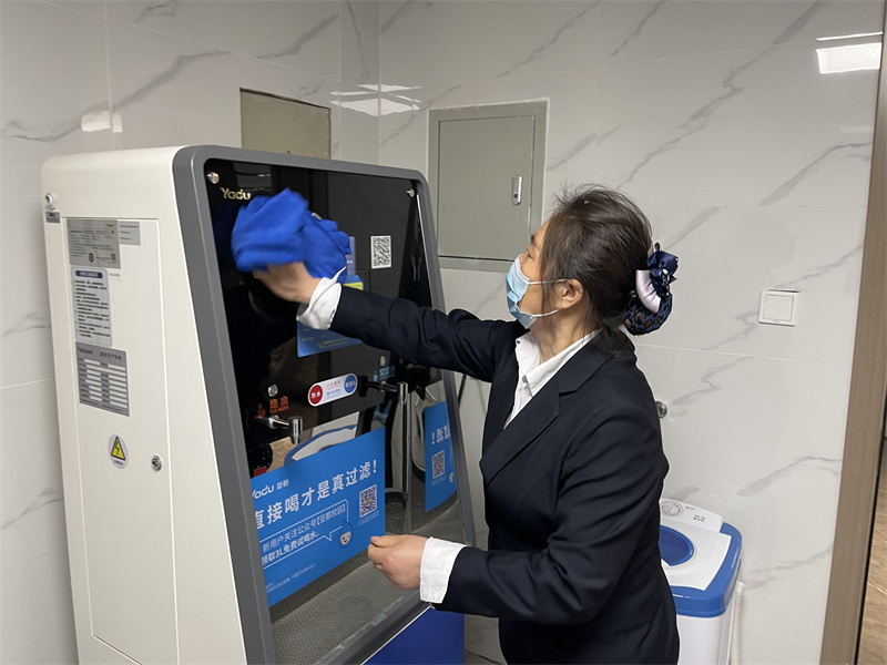 1653892991898672.jpg 封闭宿舍楼设施设备保洁2_副本.jpg