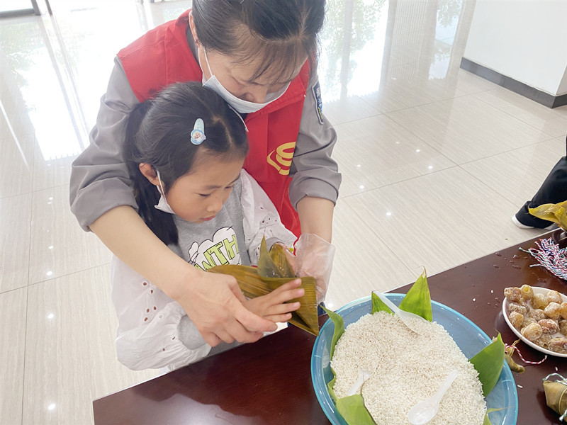 1654050138153429.jpg 教小朋友包粽子7.jpg