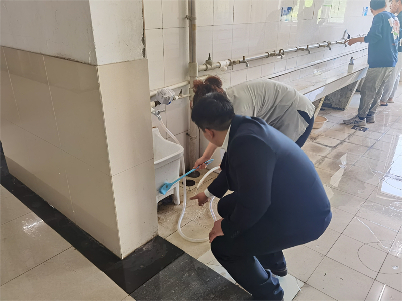 1654158262940633.jpg 清扫卫生死角 (1).jpg