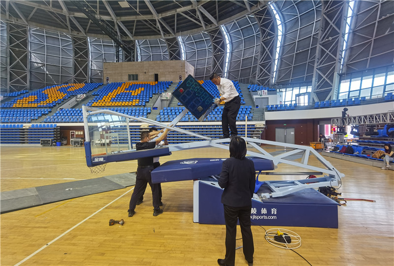 篮球架的拆卸搬运工作.jpg