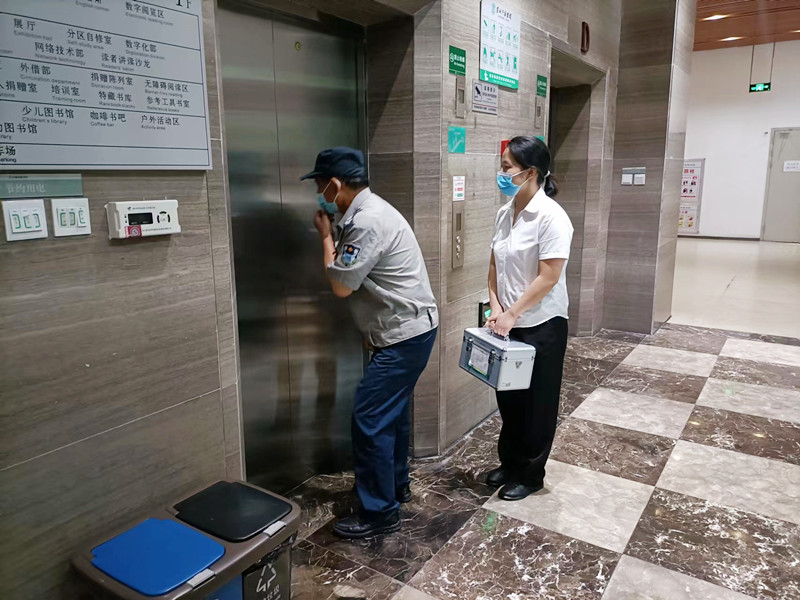 到达现场安抚被困人员.jpg