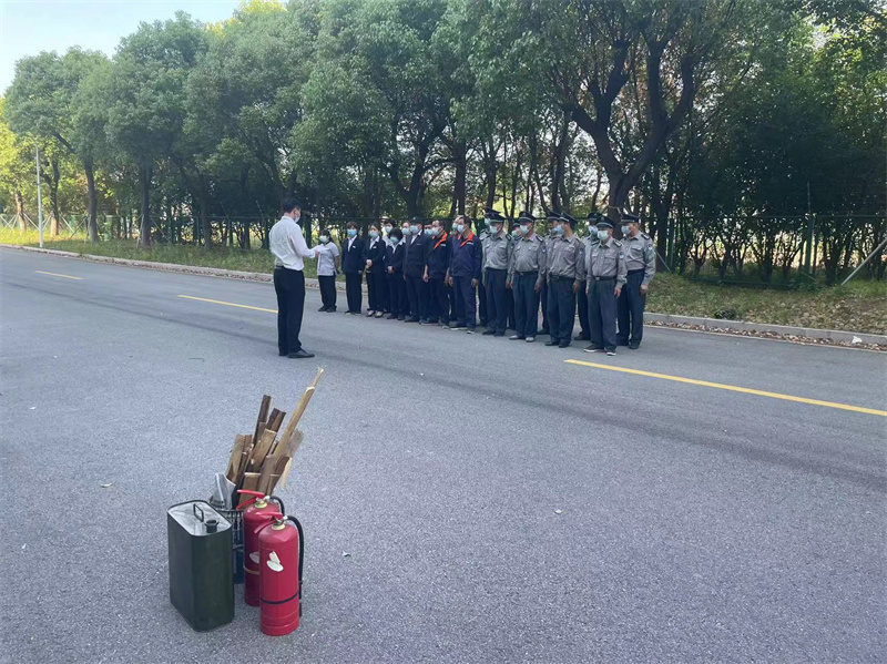 保安队长讲授消防安全知识.jpg