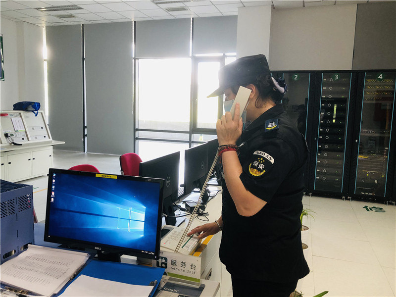 1657682138619911.jpg 中控室接到被困人员求救电话.jpg