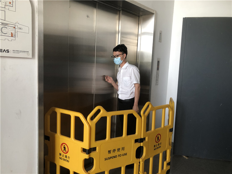 1657682171617900.jpg 物业工作人员安抚被困乘客.jpg