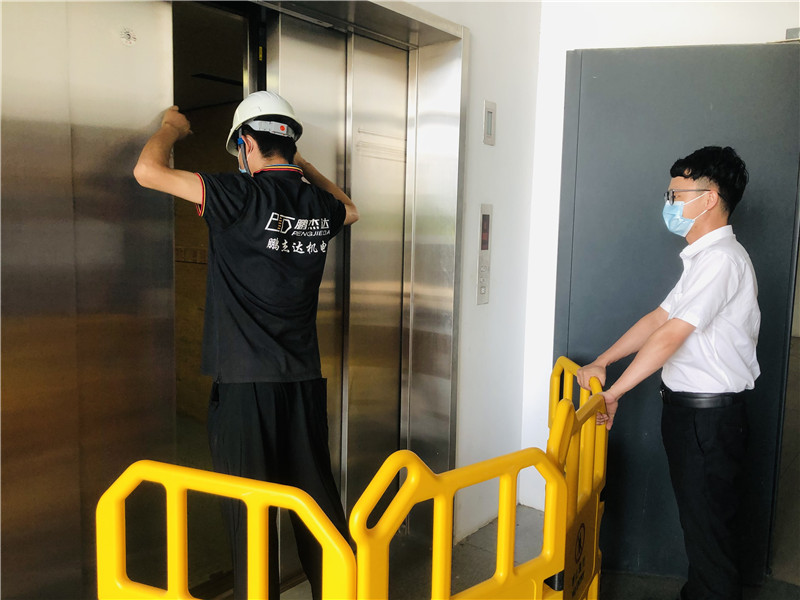 1657682218388454.jpg 电梯维保人员解救被困乘客.jpg