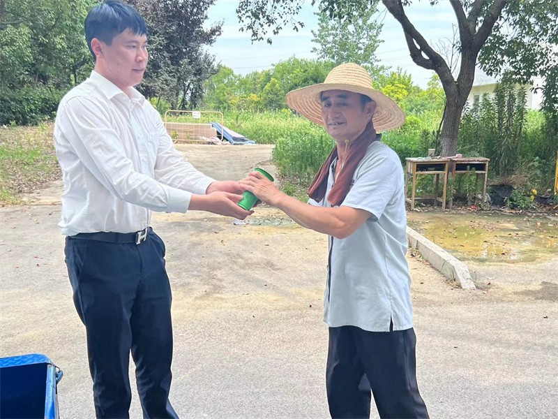 1657866098391772.jpg 给保洁发绿豆汤.jpg