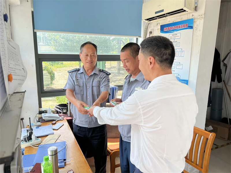 1657866284407249.jpg 给门岗送冰棒.jpg