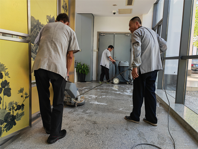 保洁部于凤有、史武民等进行内场地面保养.jpg