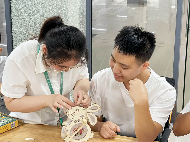 指导同学们制作灯笼 (1).jpg