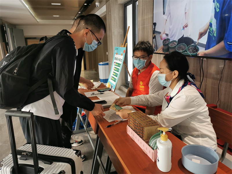 为新生发放宿舍钥匙.jpg
