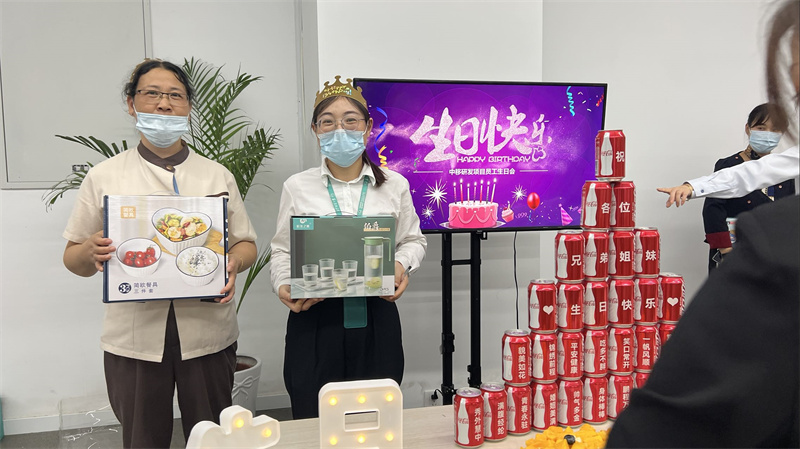员工领取礼品合影.jpg