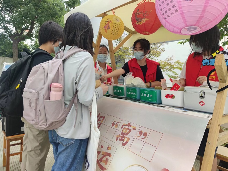 007为新生发放小零食3.jpg
