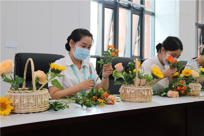 国科大郭老师给每一位参加插花活动那个的人都拍了特写.jpg