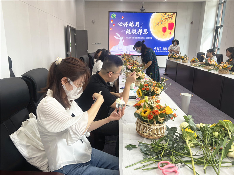 国科大老师拍花艺和茶点特写.jpg