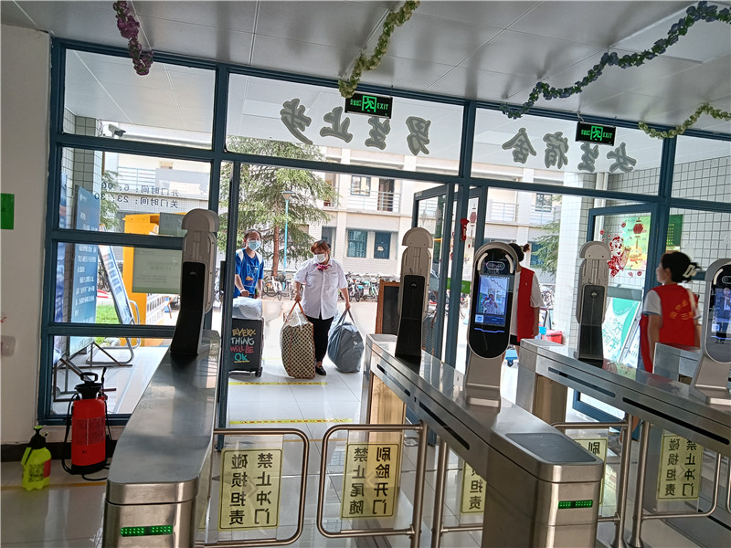 宿管阿姨为学生拎行李.jpg