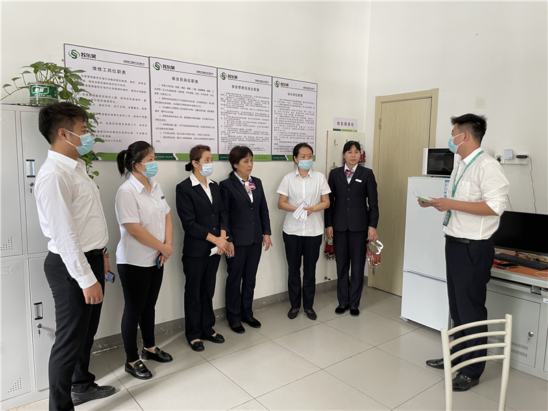 1-项目副经理给检查小组开会.png